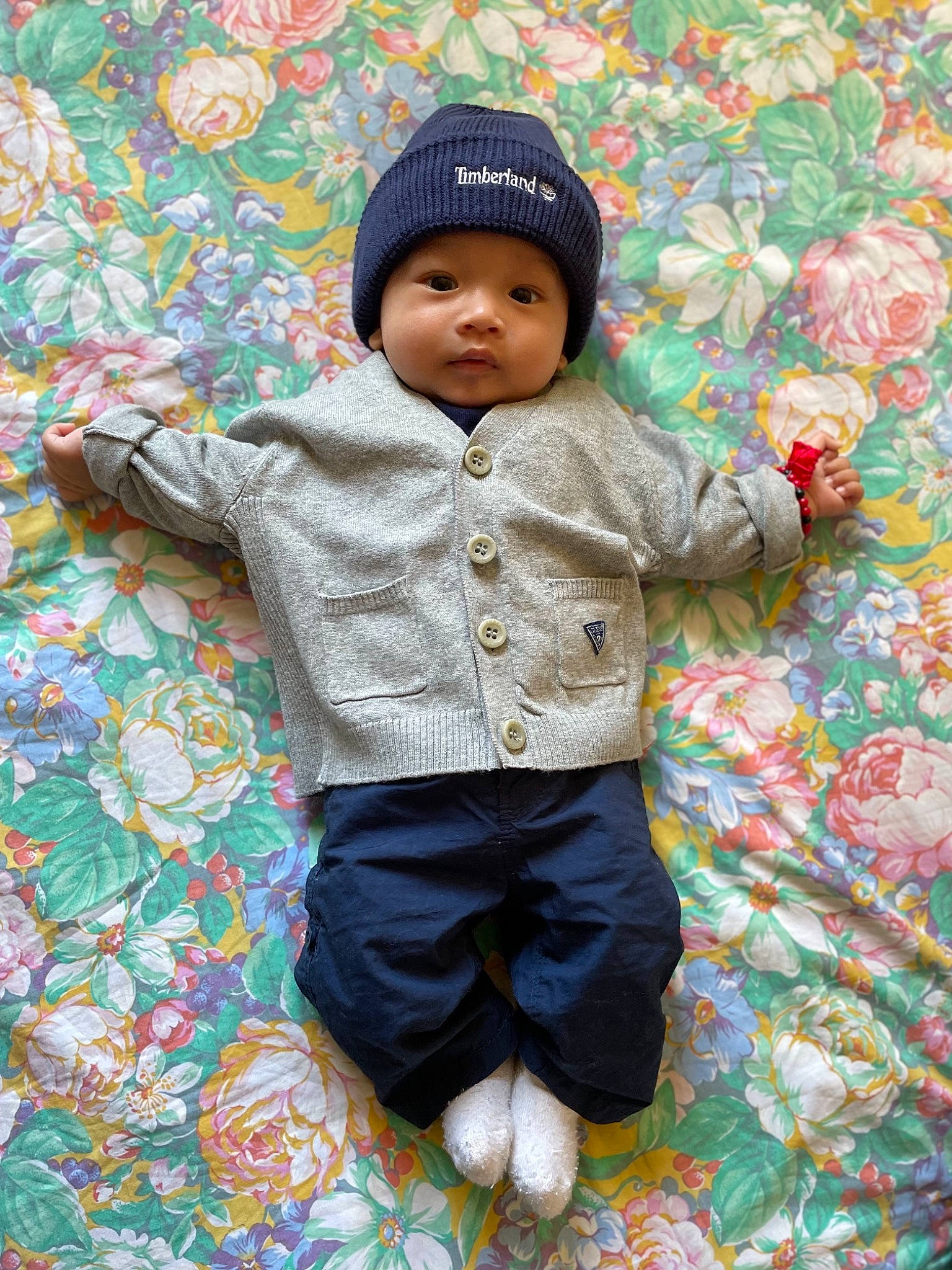 Akio a rejoint le concours — aidez-le/la à gagner de superbes lots ! baby, baby_toddler_clothing, beanie, bedding, cap, child, face, fur, happy, headgear, headwear, knit_cap, linens, pattern, people_in_nature, person, pink, sleeve, t_shirt, textile