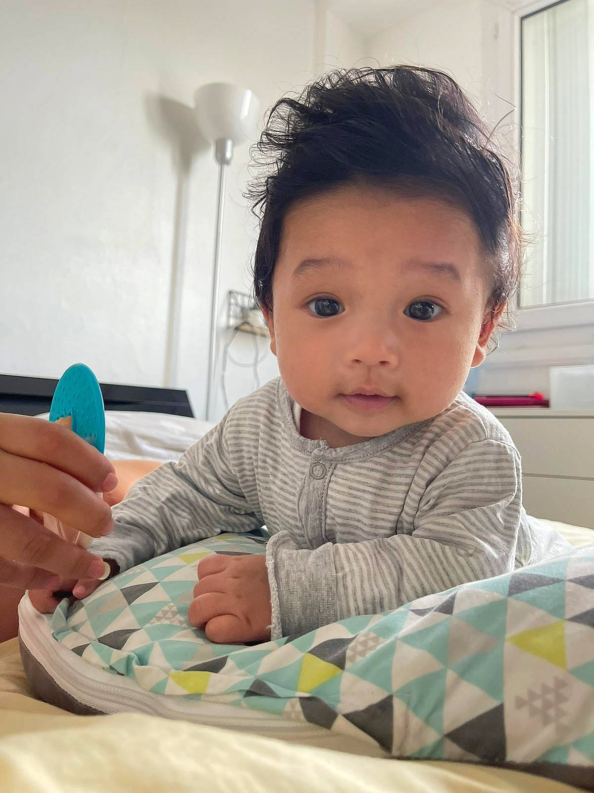 Akio participe au concours pour gagner de l'argent avec cette photo : baby, child, comfort, drinkware, eye, finger, flooring, hairstyle, happy, linens, mobile_phone, nose, person, sitting, skin, table, tableware, toddler, tummy_time, window