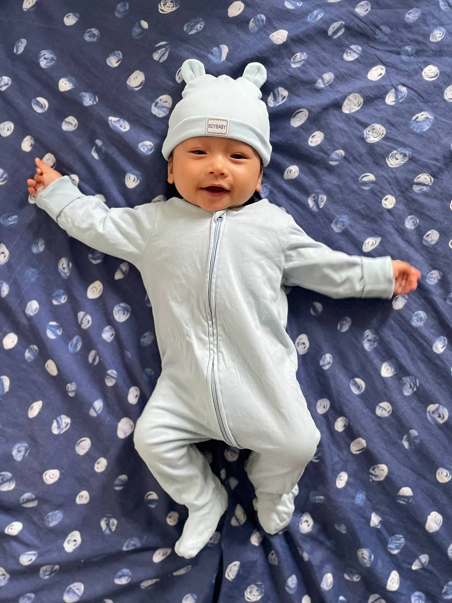 Akio a rejoint le concours — aidez-le/la à gagner de superbes lots ! baby, baby_toddler_clothing, child, electric_blue, fun, gesture, happy, headwear, linens, pattern, people_in_nature, person, portrait_photography, sleeve, smile, textile, toddler, white