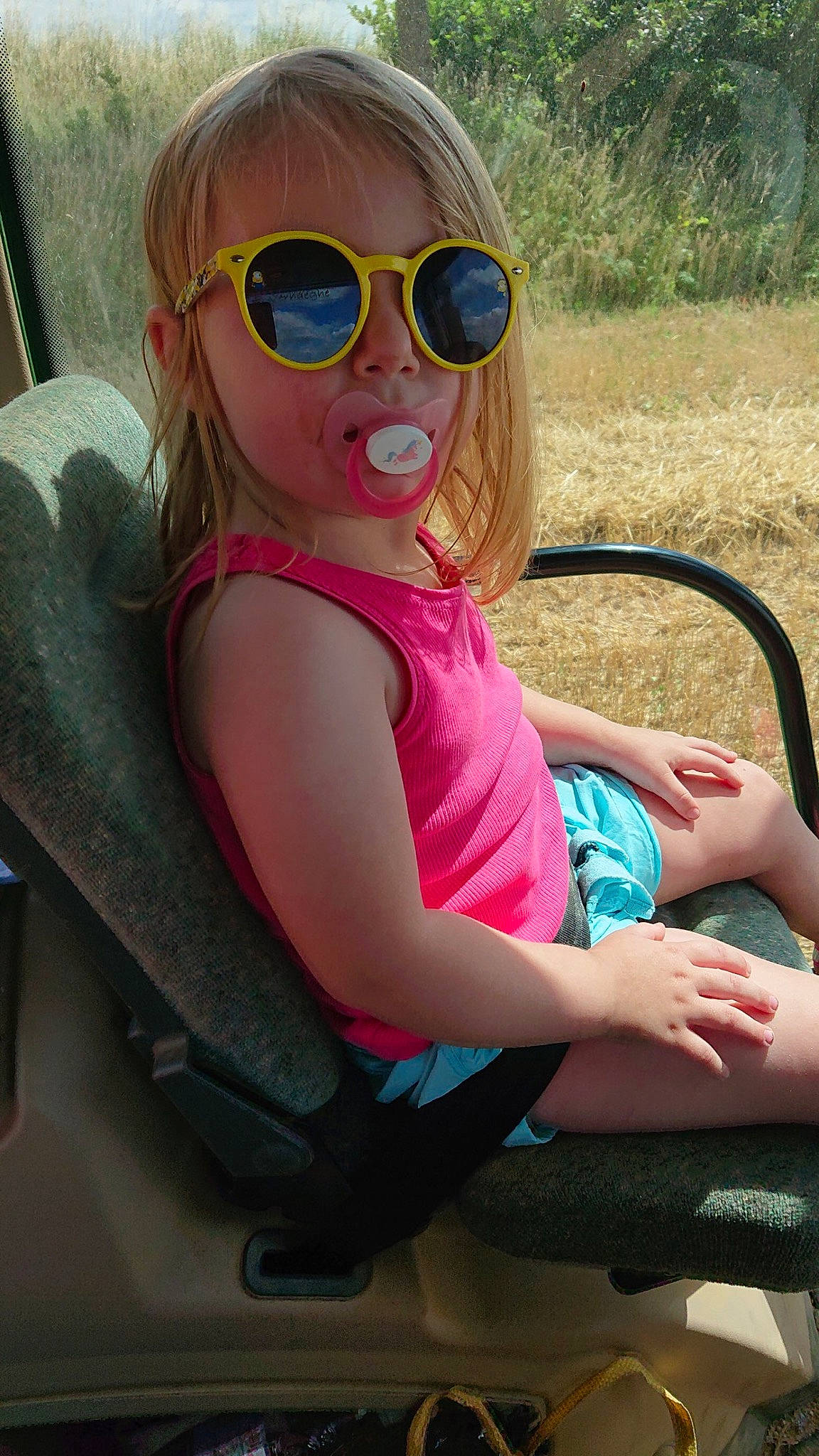 Camille participe au concours pour gagner de l'argent avec cette photo : arm, comfort, cool, eyewear, facial_expression, fun, goggles, grass, hairstyle, hand, human, leg, lip, person, pink, plant, product, shoe, skin, sunglasses