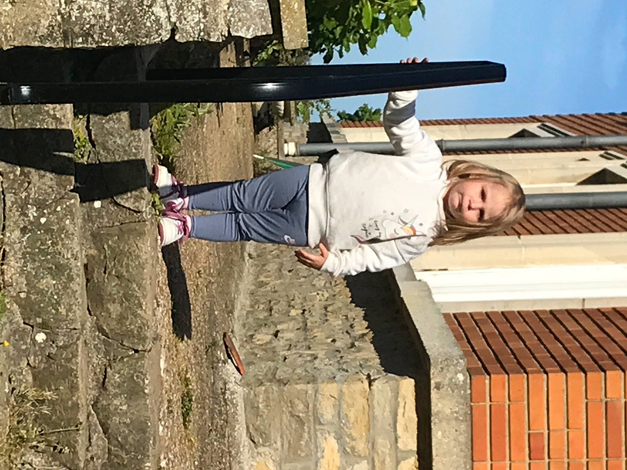 Camille participe au concours pour gagner de l'argent avec cette photo : adventure, boot, building, fun, happy, leisure, outdoor_shoe, person, recreation, sky, soil, street_fashion, t_shirt, thigh, toddler, tree, trunk, waist, wood