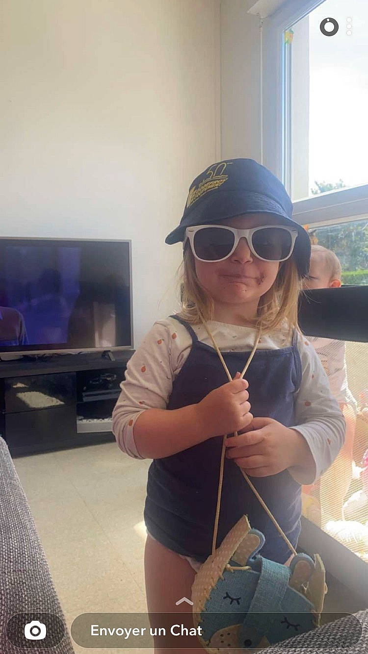 Camille a rejoint le concours — aidez-le/la à gagner de superbes lots ! baseball_cap, cable_television, cap, cool, eyewear, finger, fun, glasses, goggles, happy, headwear, joy, leisure, mouth, person, personal_protective_equipment, shoulder, sunglasses, television, thigh