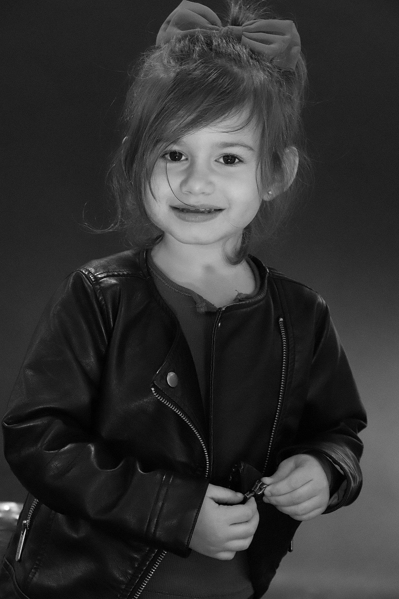 Kassandra a rejoint le concours — aidez-le/la à gagner de superbes lots ! beauty, black, black_and_white, emotion, eye, face, facial_expression, girl, hairstyle, human, human_hair_color, joy, monochrome, monochrome_photography, person, photograph, photography, portrait, smile, standing