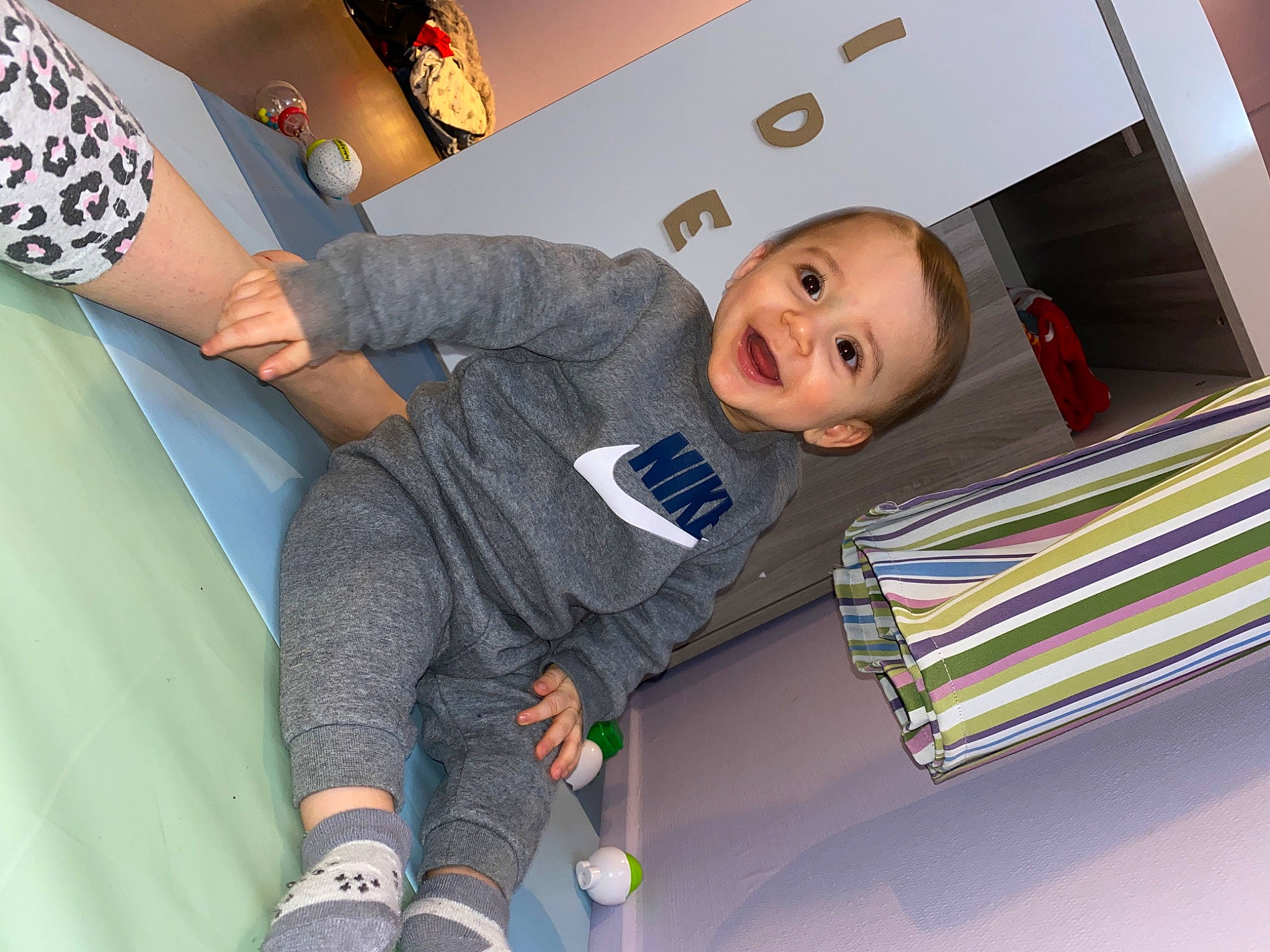Aïden participe au concours pour gagner de l'argent avec cette photo : baby, baby_toddler_clothing, child, nail, person, play, sock, thumb, toddler, wrist