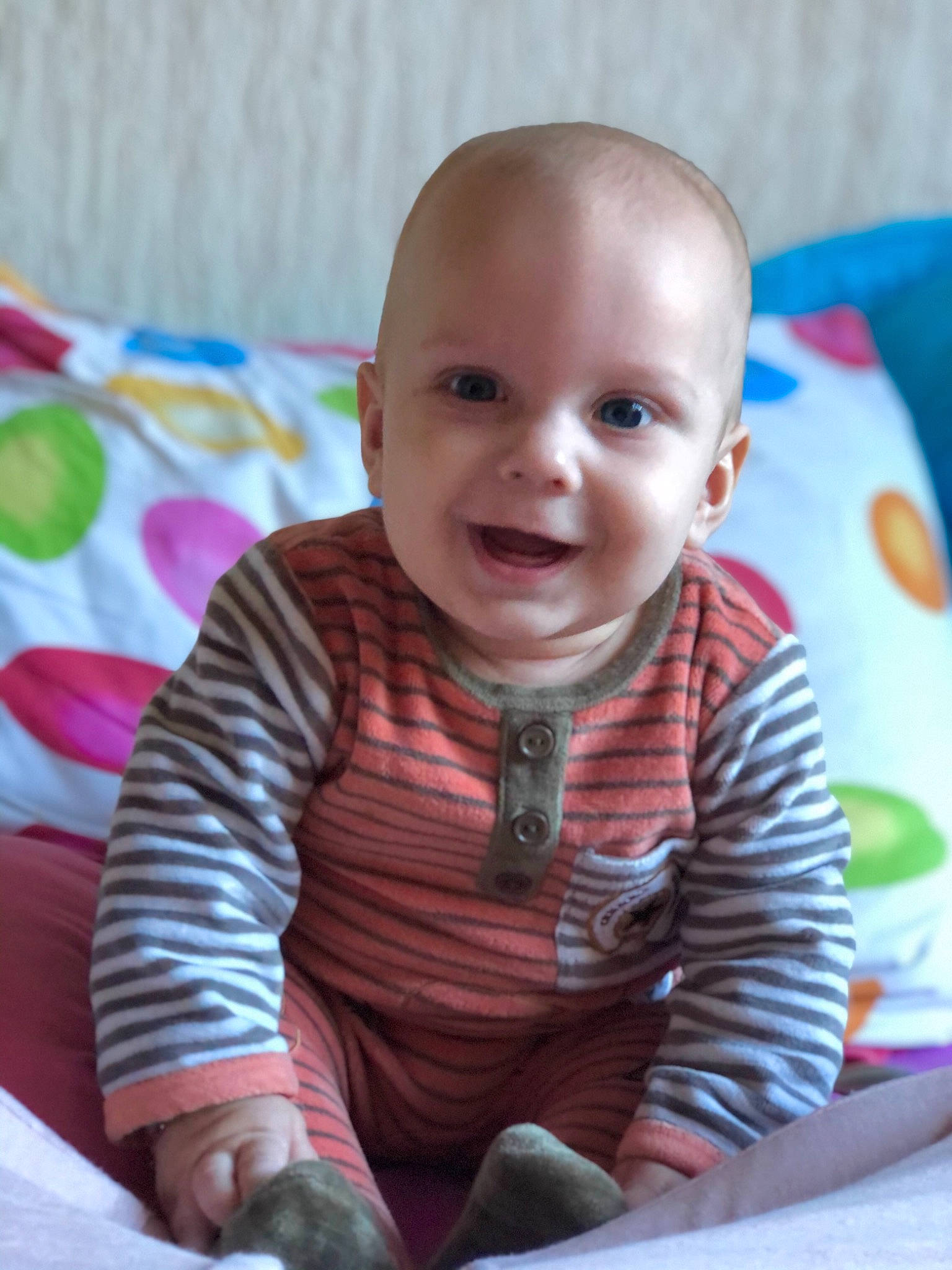 Nathanaël participe au concours pour gagner de l'argent avec cette photo : arm, baby, baby_crawling, baby_products, baby_toddler_clothing, cheek, child, comfort, crawling, finger, iris, joy, linens, mouth, nose, organ, person, pink, sitting, skin