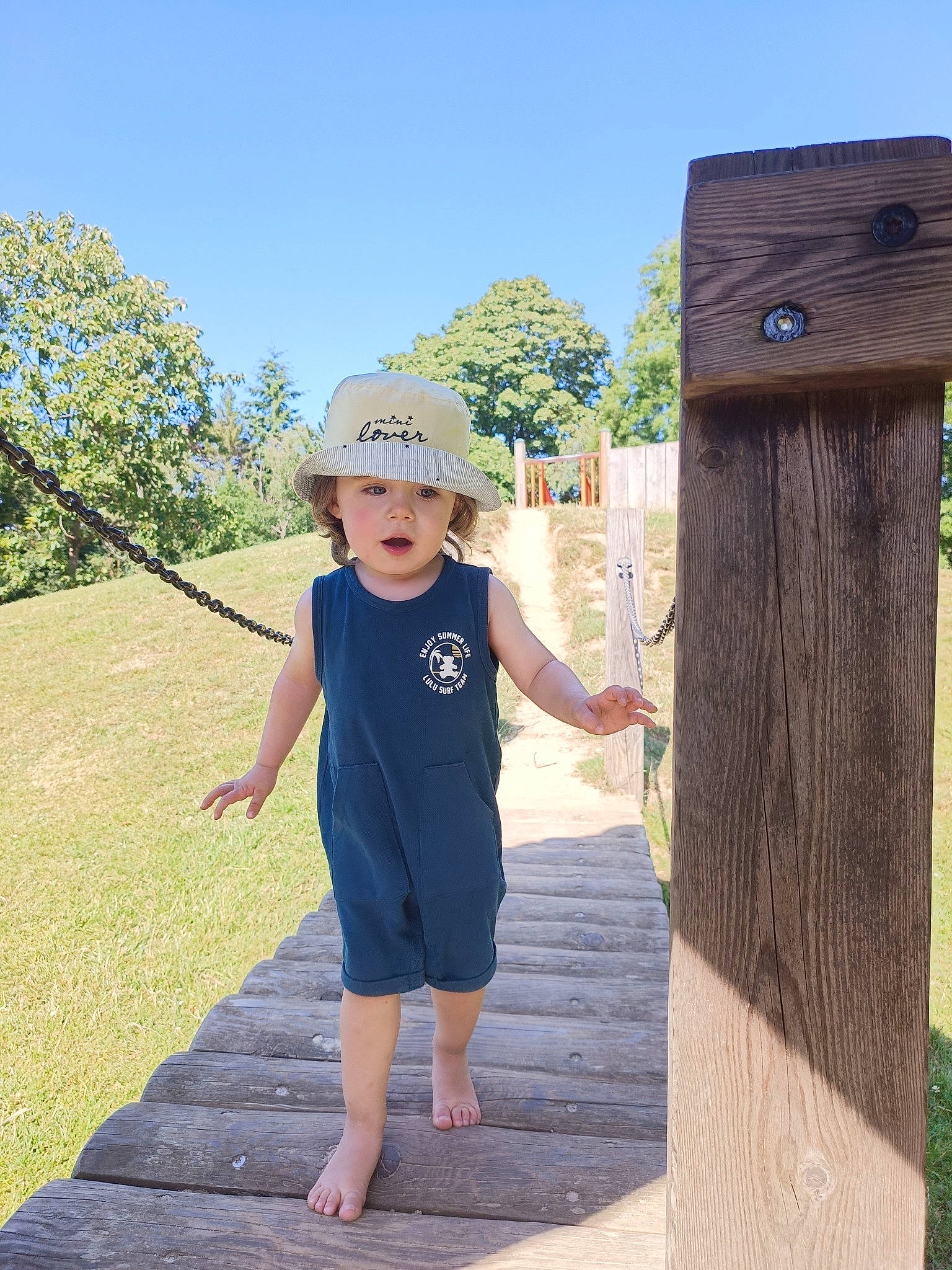 Juan participe au concours pour gagner de l'argent avec cette photo : baseball_cap, cap, electric_blue, fun, grass, happy, hat, headwear, landscape, leisure, people_in_nature, person, plant, recreation, sky, sun_hat, t_shirt, toddler, travel, tree