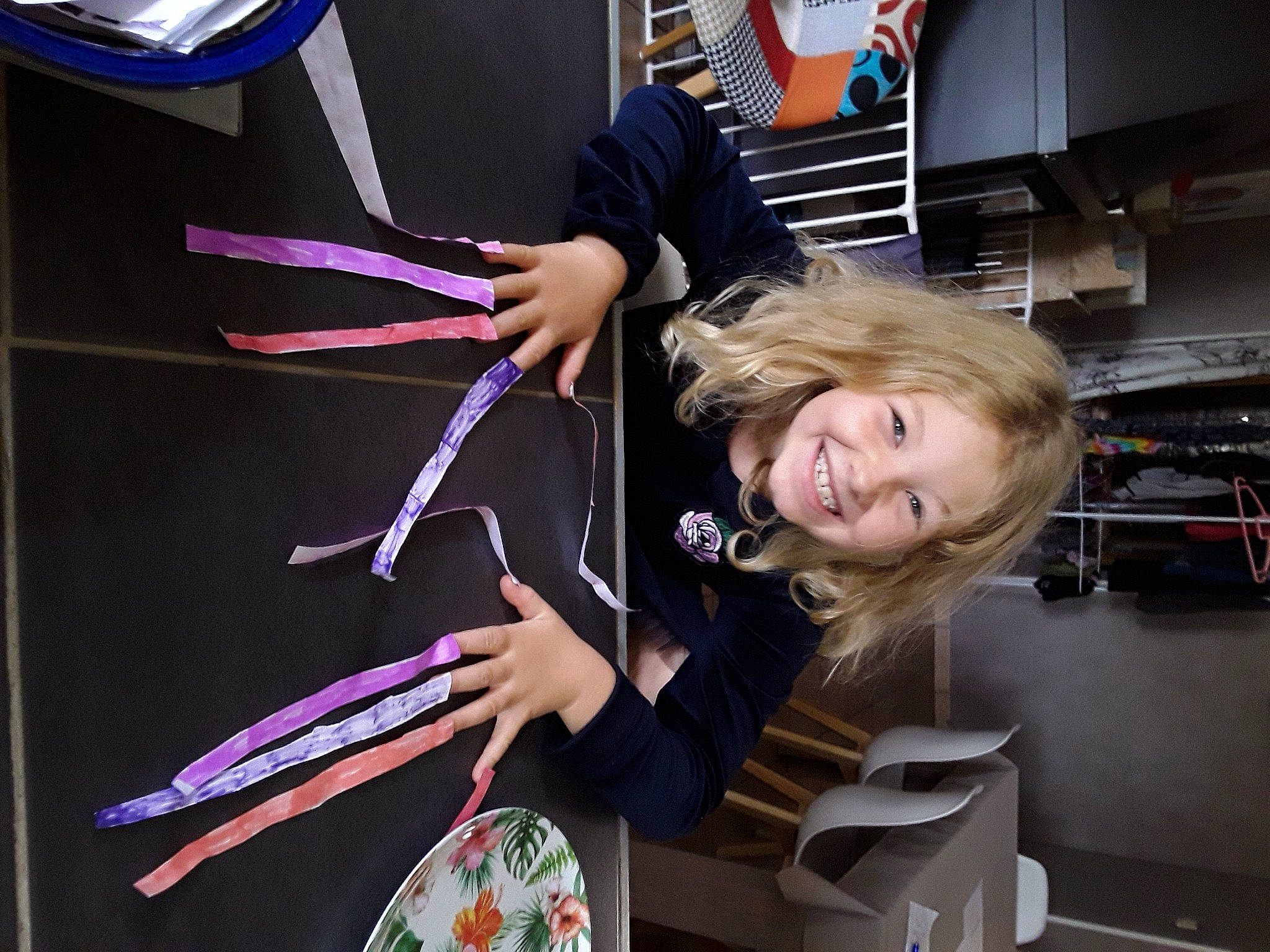 Hodéi a rejoint le concours — aidez-le/la à gagner de superbes lots ! artist, automotive_design, automotive_wheel_system, costume, electric_blue, entertainment, event, fashion_design, fun, human_leg, joy, magenta, performing_arts, person, purple, smile