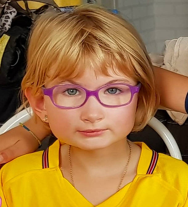 Alicia a rejoint le concours — aidez-le/la à gagner de superbes lots ! bangs, blond, cheek, child, chin, cool, ear, eye, eyebrow, eyewear, face, forehead, glasses, hair, hair_coloring, hairstyle, head, human_hair_color, nose, person