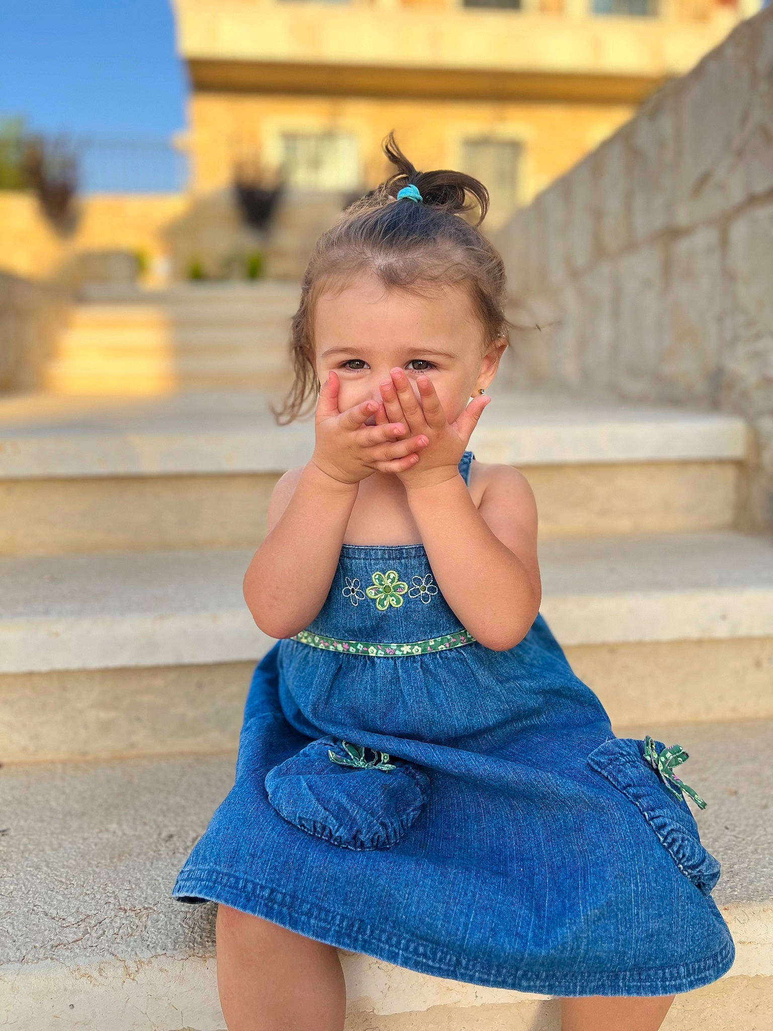 Céline a rejoint le concours — aidez-le/la à gagner de superbes lots ! baby_toddler_clothing, beauty, day_dress, electric_blue, flash_photography, fun, happy, joint, leisure, person, shoulder, sitting, skin, sky, sleeve, standing, summer, sunglasses, thigh, toddler