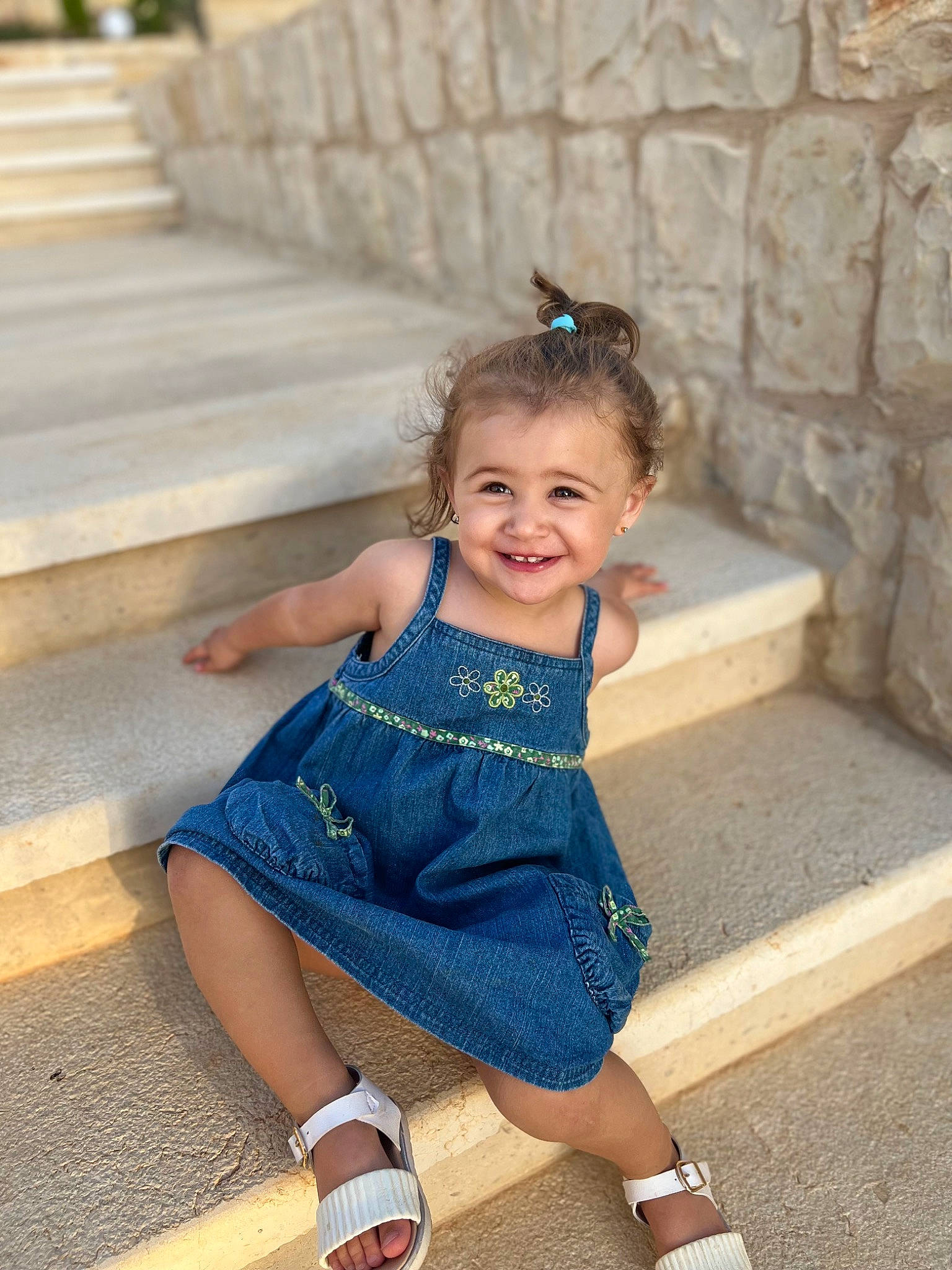 Céline a rejoint le concours — aidez-le/la à gagner de superbes lots ! azure, baby_toddler_clothing, child, day_dress, dress, electric_blue, eye, fashion, fun, grass, hairstyle, happy, human_leg, joy, leisure, pattern, person, smile, summer, thigh