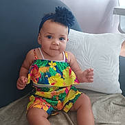 Naya a rejoint le concours — aidez-le/la à gagner de superbes lots ! baby, child, colorful_clothing, couch, cute, face, flower, furniture, happy, headband, indoor, infant, person, pillow, portrait, sitting, skin, smiling, toddler, young_child