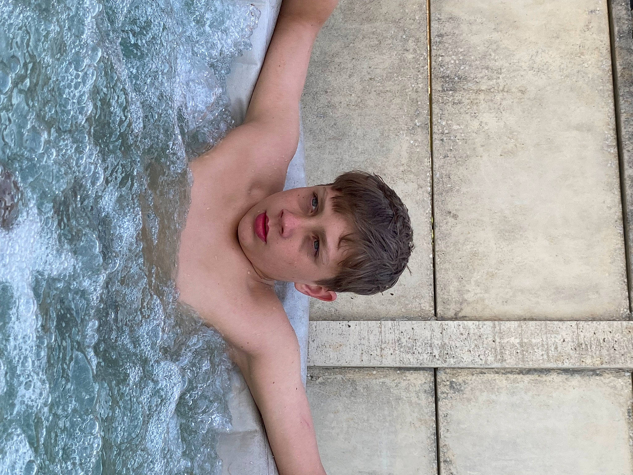 Lucas participe au concours pour gagner de l'argent avec cette photo : arm, barechested, chest, elbow, flash_photography, fun, grey, happy, human_body, human_leg, joint, leisure, muscle, person, shoulder, skin, t_shirt, tree, trunk, wall