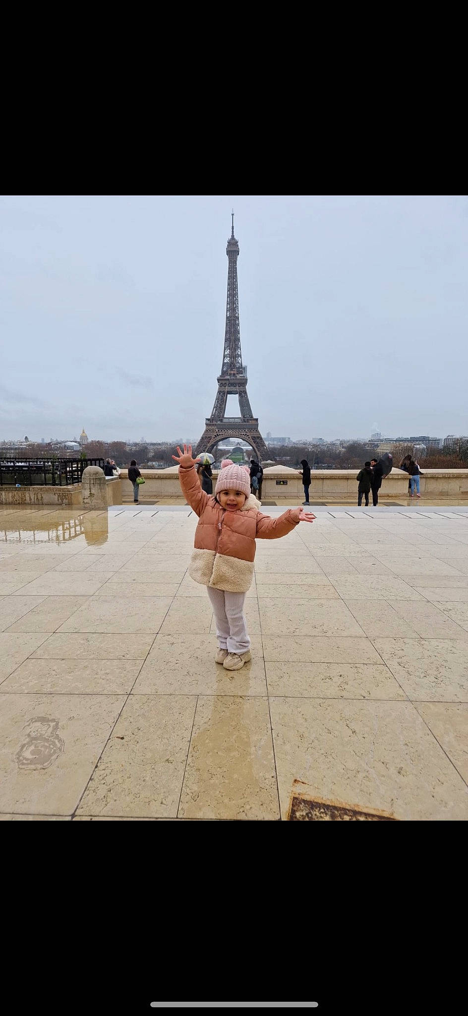 Mira participe au concours pour gagner de l'argent avec cette photo : abdomen, elbow, fun, gesture, happy, headwear, horizon, human_leg, joy, landscape, leisure, monument, pattern, people_in_nature, person, shorts, sky, symmetry, tourism, tower