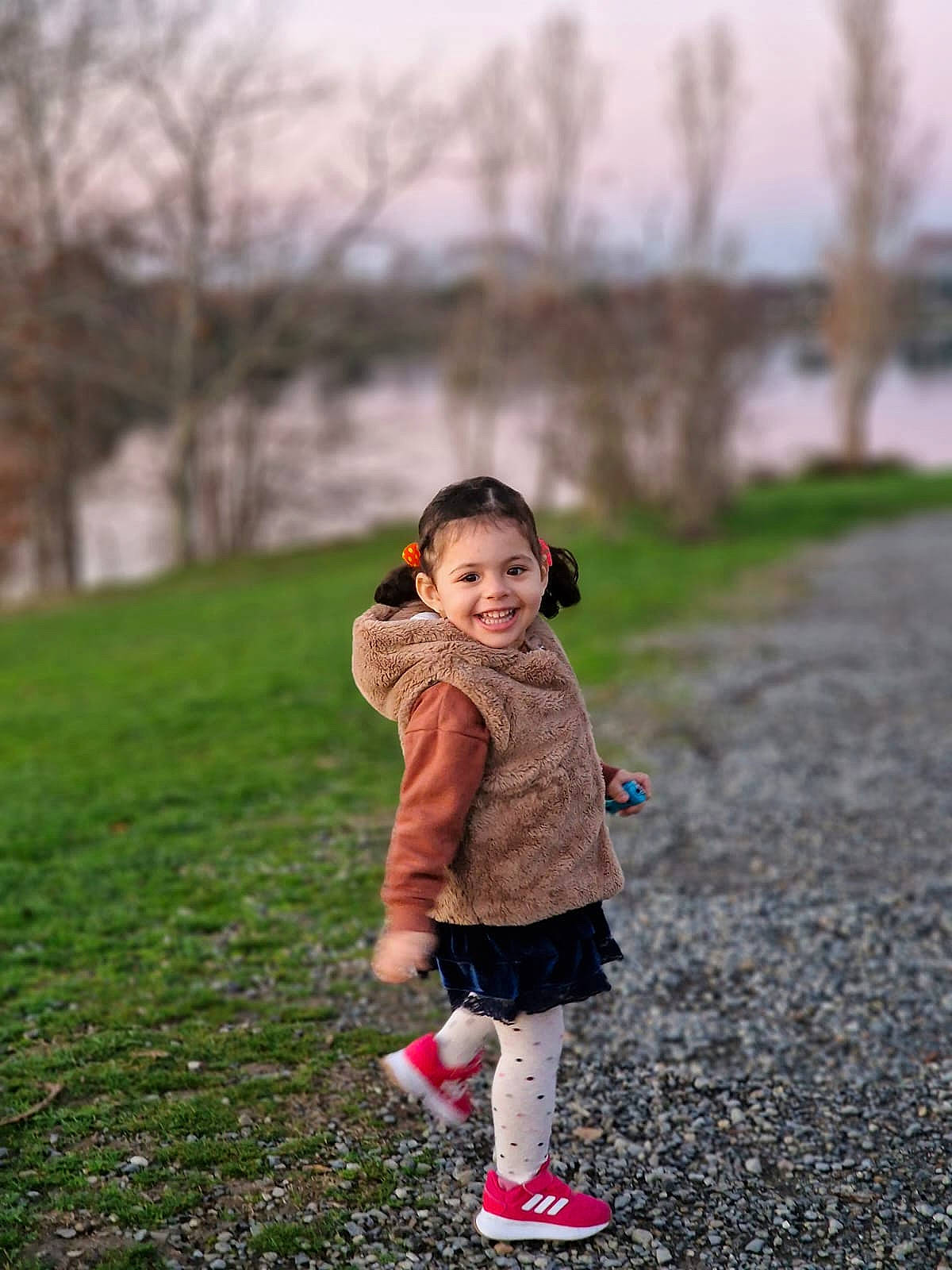 Mira participe au concours pour gagner de l'argent avec cette photo : baby_toddler_clothing, boot, child, flash_photography, fun, fur, grass, grassland, happy, joy, landscape, leisure, pattern, people_in_nature, person, plant, recreation, sky, smile, toddler