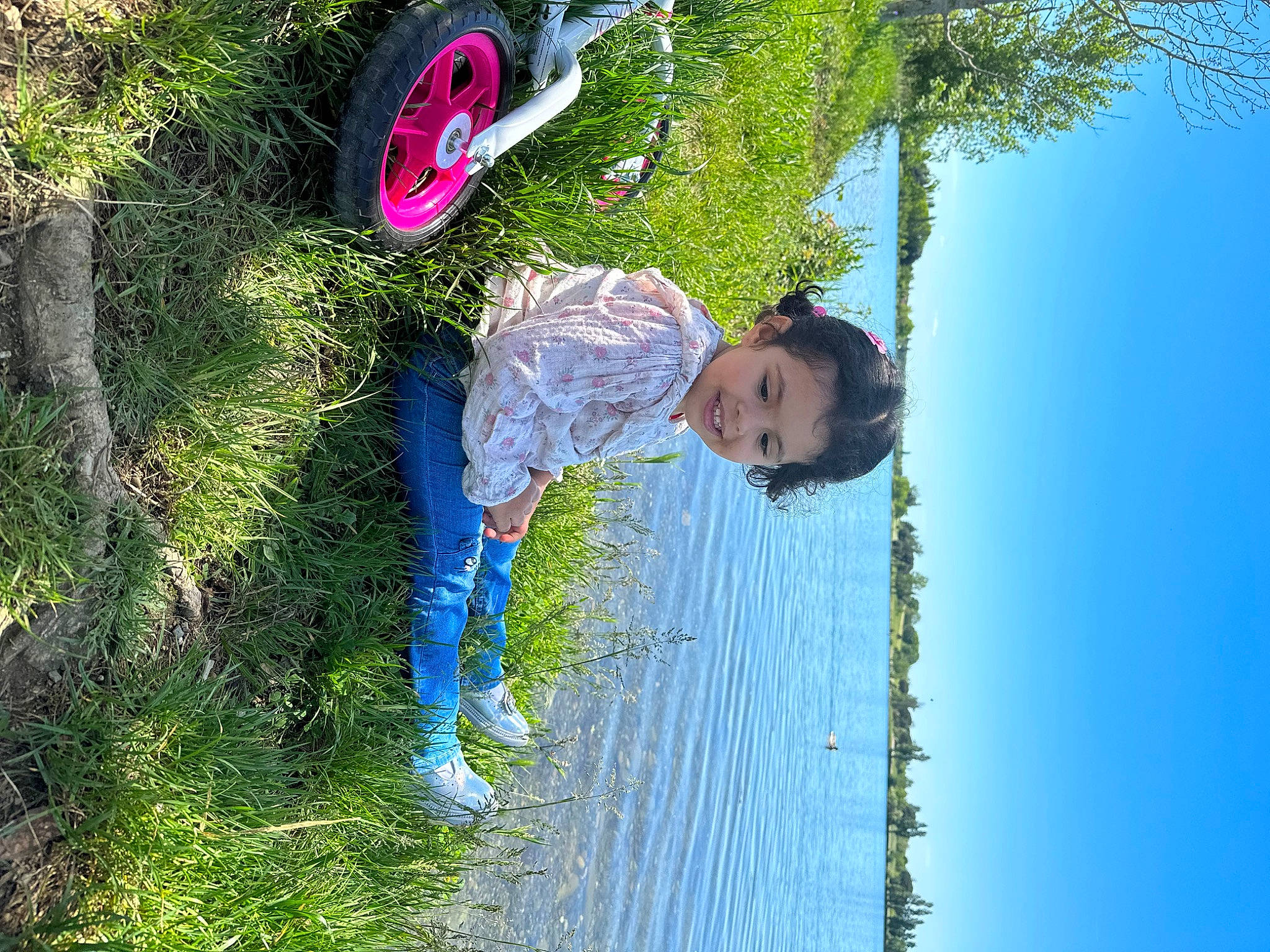 Mira participe au concours pour gagner de l'argent avec cette photo : adaptation, azure, child, electric_blue, fun, grass, happy, joy, lake, landscape, leisure, people_in_nature, person, plant, recreation, reflection, sky, toddler, tree, vacation