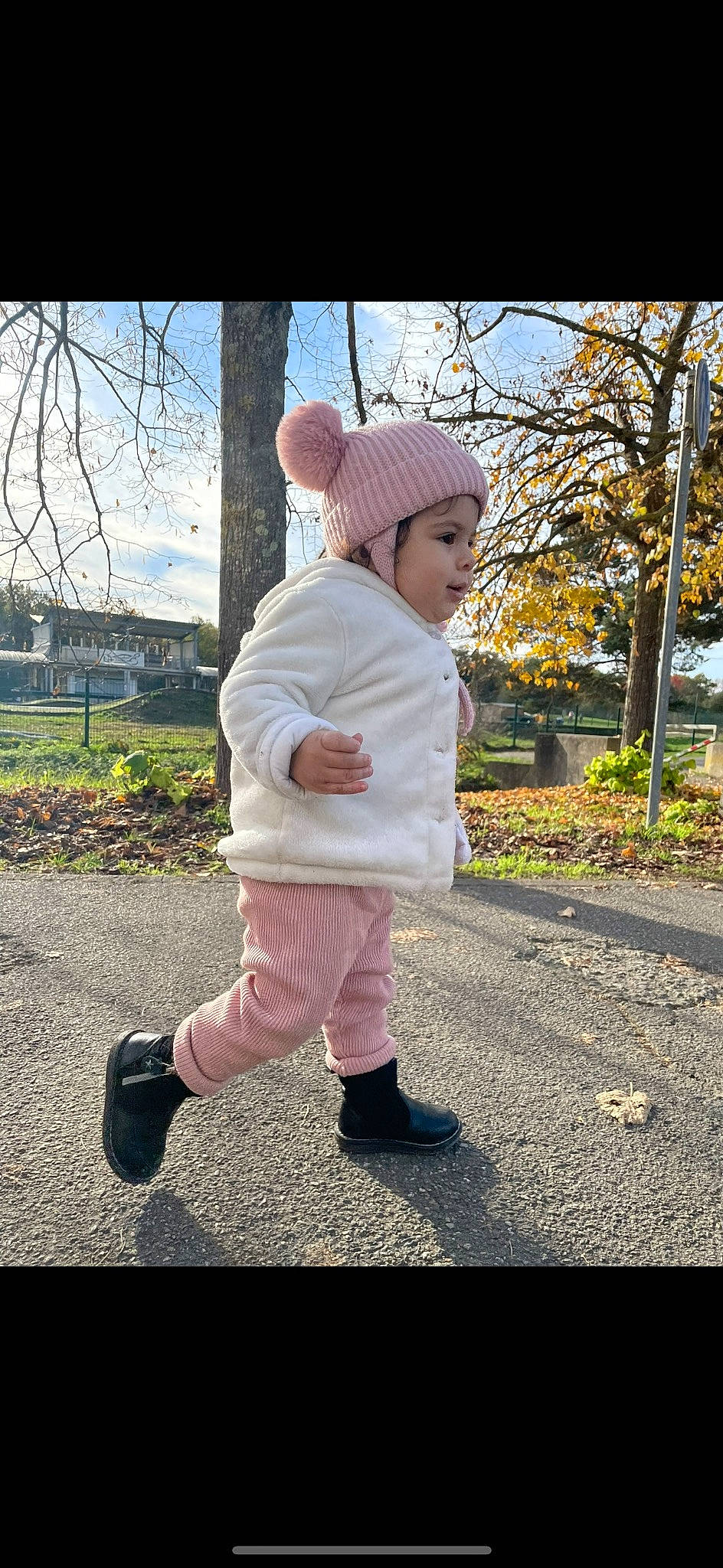 Mira a rejoint le concours — aidez-le/la à gagner de superbes lots ! baby, baby_toddler_clothing, cap, child, flash_photography, gesture, grass, happy, headwear, magenta, pattern, people_in_nature, person, pink, plant, recreation, sky, sleeve, tints_and_shades, toddler