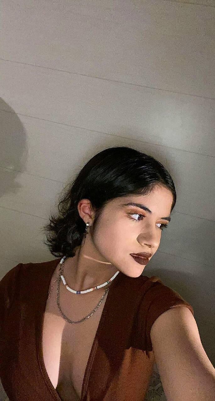 Leana participe au concours pour gagner de l'argent avec cette photo : black_hair, body_jewelry, chest, chin, ear, eyebrow, eyelash, flash_photography, gesture, hairstyle, jaw, jewellery, lip, lipstick, makeover, neck, person, shoulder, skin, smile