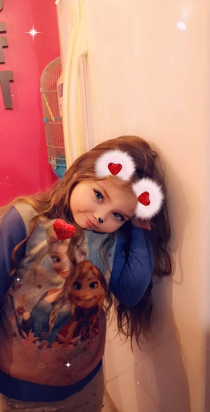 Shirley a rejoint le concours — aidez-le/la à gagner de superbes lots ! beauty, black_hair, brown_hair, cheek, child, ear, hair, hair_coloring, lip, long_hair, mouth, neck, nose, person, photography, selfie, skin, toy