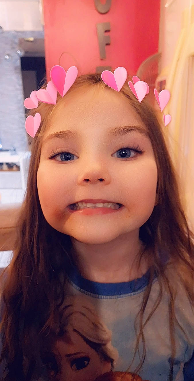 Shirley a rejoint le concours — aidez-le/la à gagner de superbes lots ! beauty, brown_hair, cheek, child, chin, ear, eye, eyebrow, eyelash, face, forehead, hair, hair_accessory, head, headgear, lip, nose, organ, person, pink