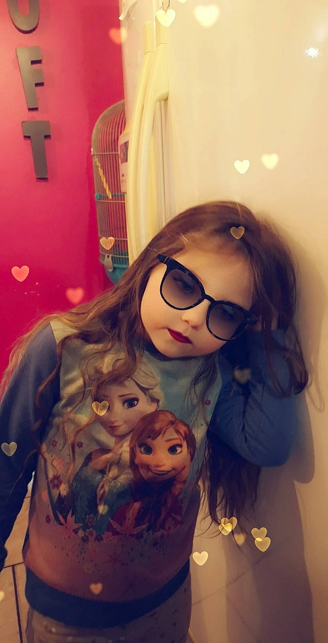 Shirley a rejoint le concours — aidez-le/la à gagner de superbes lots ! cheek, chest, child, companion_dog, cool, eyewear, face, glasses, hair, head, long_hair, mouth, neck, nose, person, photography, selfie, smile, sunglasses, vision_care