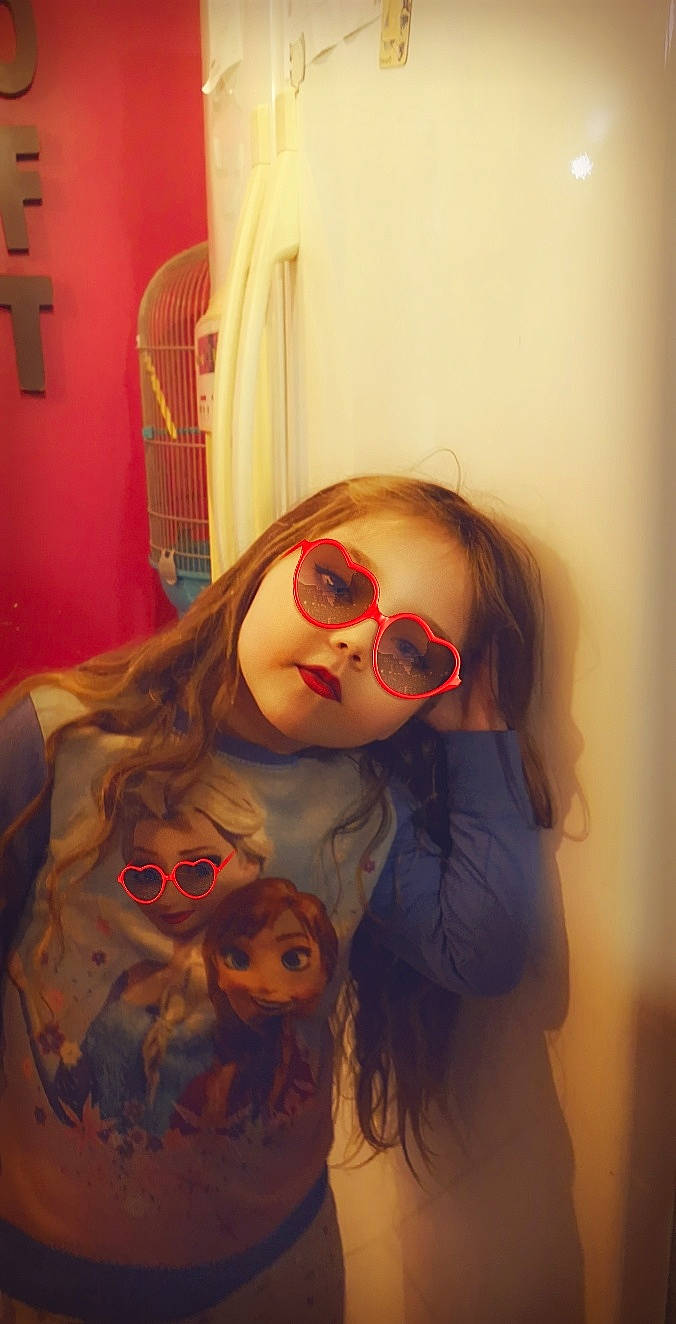 Shirley a rejoint le concours — aidez-le/la à gagner de superbes lots ! blond, brown_hair, cool, doll, eye, eyewear, face, flesh, glasses, hair, head, lip, long_hair, mouth, nose, person, photography, red, selfie, sunglasses