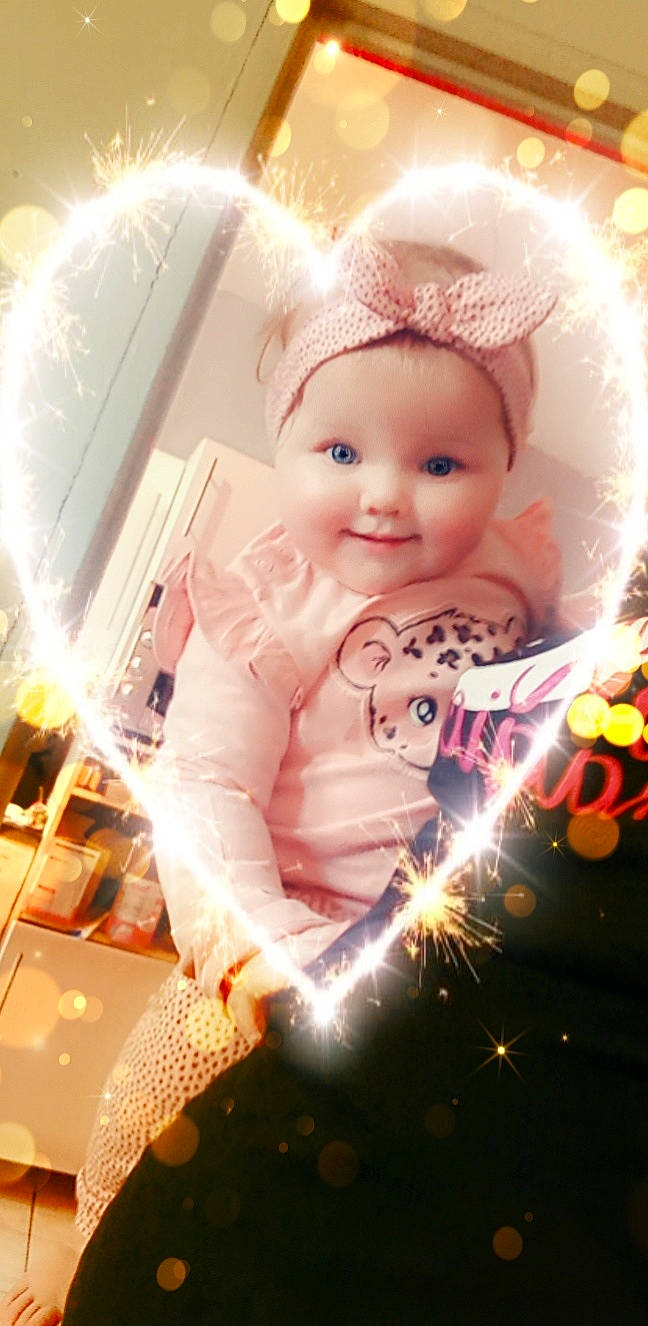 Ruby a rejoint le concours — aidez-le/la à gagner de superbes lots ! baby, baby_toddler_clothing, cap, child, christmas_ornament, costume_hat, event, facial_expression, flash_photography, fun, happy, headband, headpiece, headwear, holiday, joy, lighting, ornament, party_supply, person