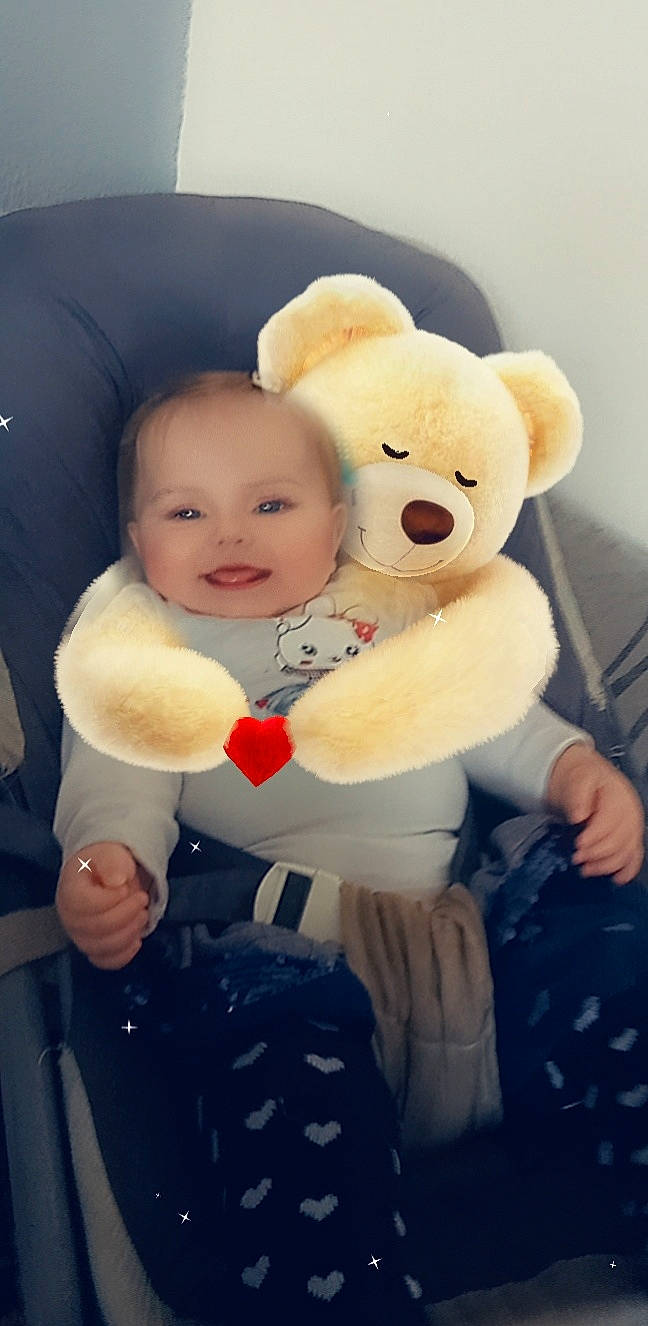 Ruby participe au concours pour gagner de l'argent avec cette photo : baby, cheek, child, comfort, facial_expression, fun, happy, head, human_body, joy, mammal, nose, person, product, skin, smile, stuffed_toy, teddy_bear, textile, toddler