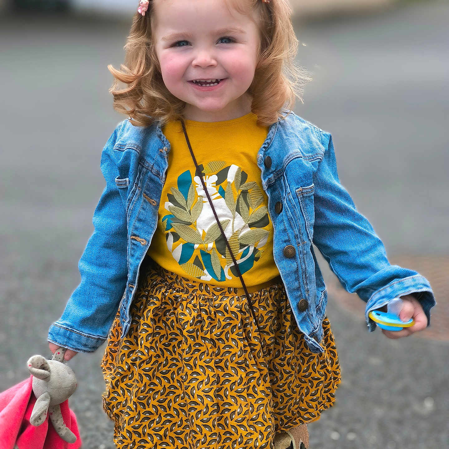 Lya participe au concours pour gagner de l'argent avec cette photo : bodypart, child, clothing, coat, dress, face, female, finger, footwear, girl, hand, head, jacket, longsleeve, pants, person, photography, portrait, skirt, sleeve