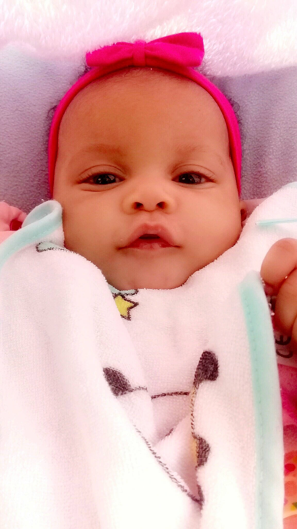 Jasmine participe au concours pour gagner de l'argent avec cette photo : beauty, cheek, child, close_up, eye, face, finger, girl, hair_accessory, hand, head, infant, lip, mouth, nose, person, pink, product, skin, smile