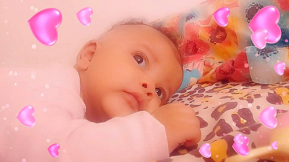 Jasmine participe au concours pour gagner de l'argent avec cette photo : beauty, cheek, child, close_up, eye, face, flower, girl, happiness, human_hair_color, infant, lip, mouth, nose, person, petal, pink, skin, smile, sweetness