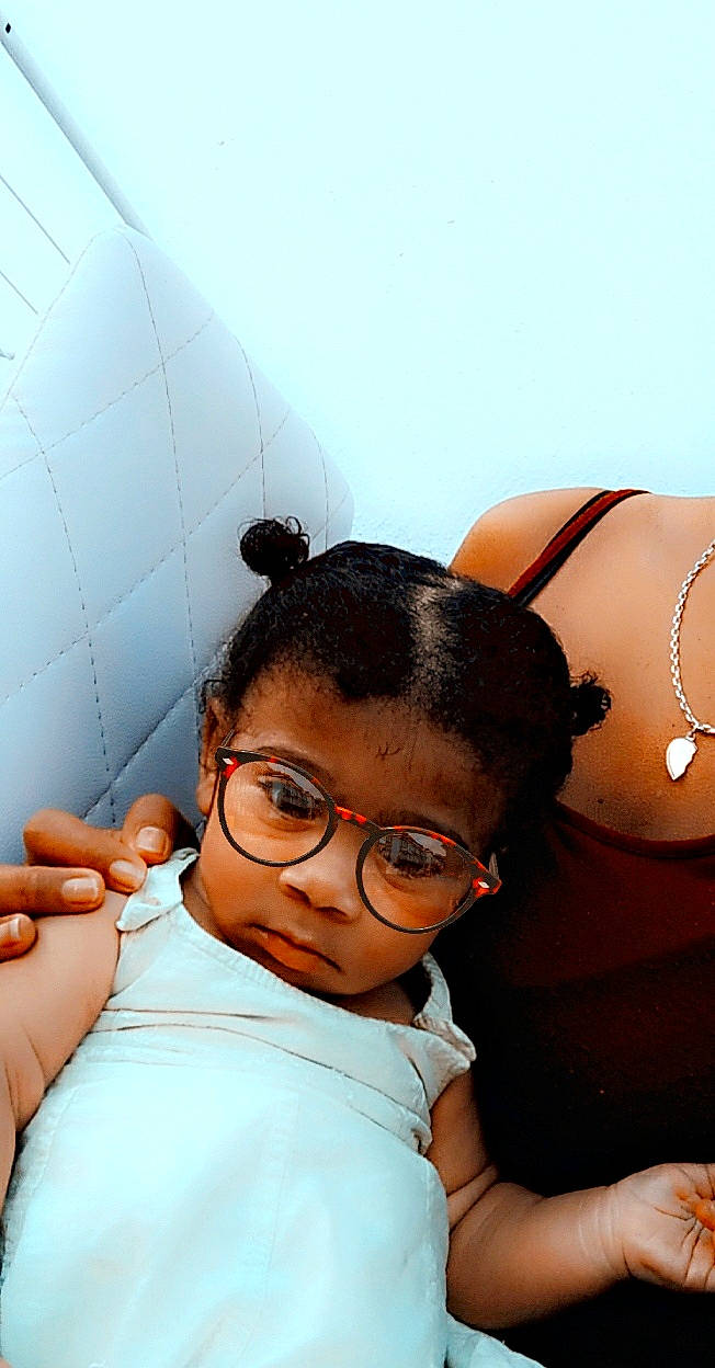 Dievannah participe au concours pour gagner de l'argent avec cette photo : abdomen, arm, beauty, black_hair, child, ear, eyewear, finger, gesture, glasses, hair, hand, head, leg, neck, person, shoulder, skin, trunk, vision_care