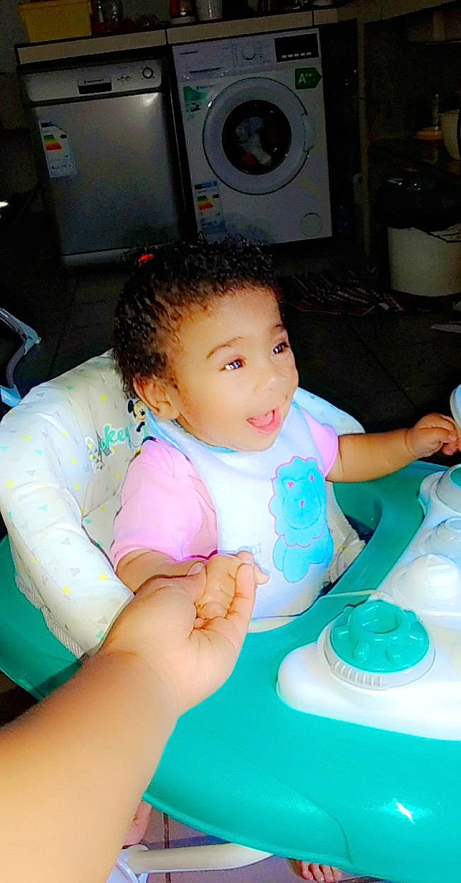 Dievannah participe au concours pour gagner de l'argent avec cette photo : baby, child, person, tableware, toddler