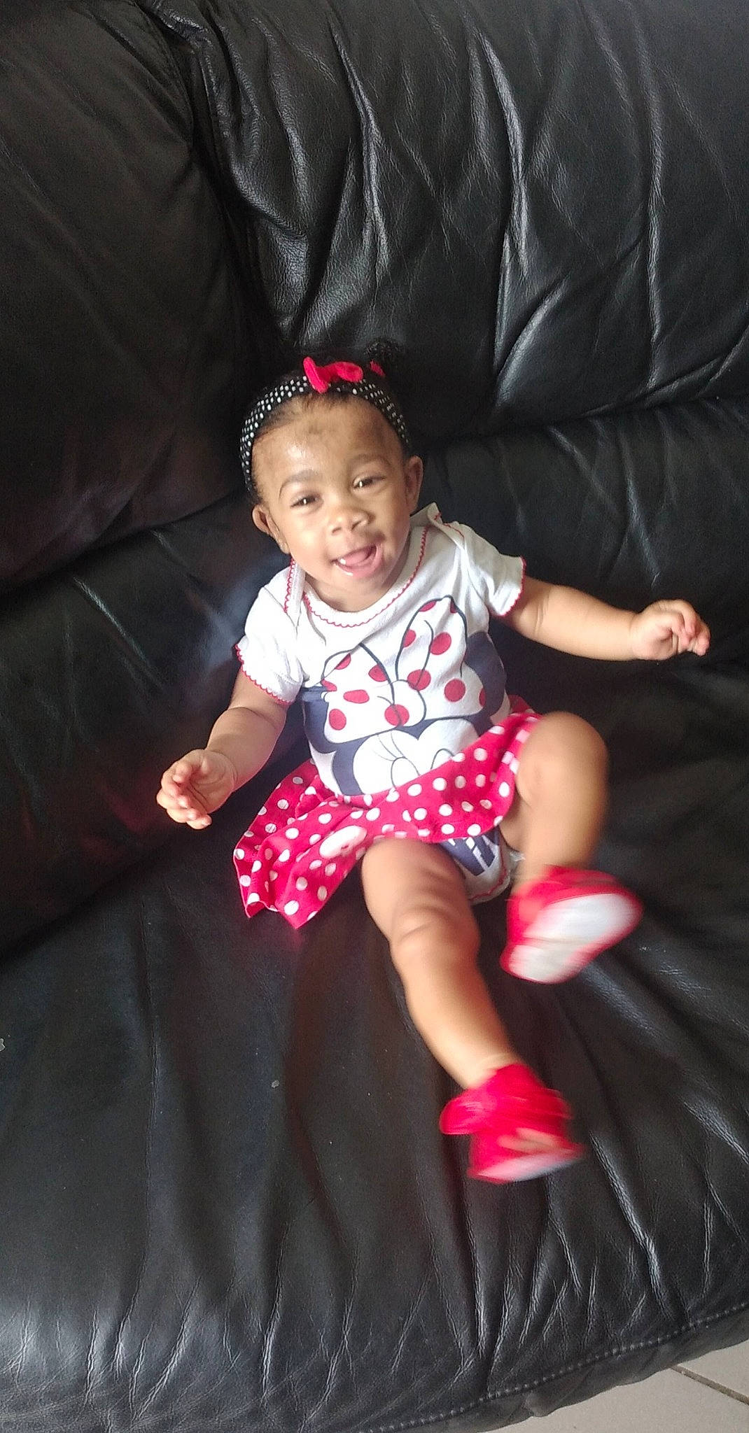 Dievannah participe au concours pour gagner de l'argent avec cette photo : baby, baby_toddler_clothing, child, comfort, couch, finger, flash_photography, fun, happy, human_body, human_leg, leg, magenta, mammal, person, pink, sleeve, smile, sock, textile