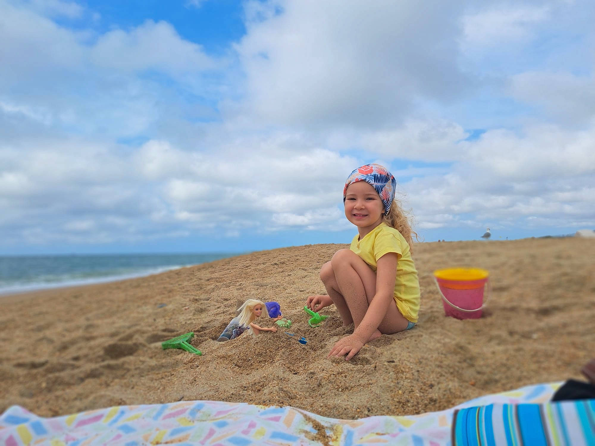Aliyah participe au concours pour gagner de l'argent avec cette photo : azure, beach, cloud, fun, goggles, happy, hat, headwear, horizon, joy, landscape, leg, leisure, people_in_nature, people_on_beach, person, shore, sky, smile, sunglasses