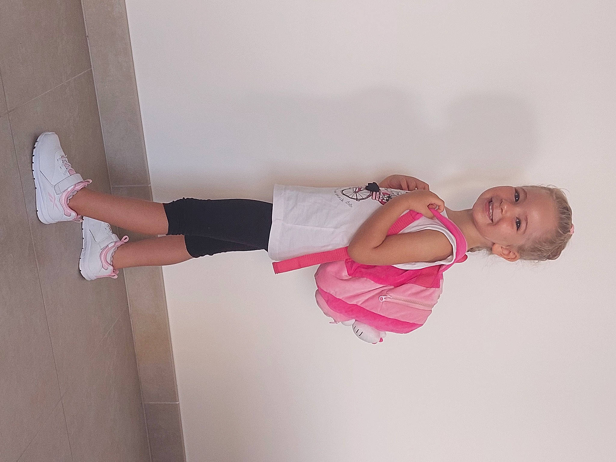 Aliyah participe au concours pour gagner de l'argent avec cette photo : abdomen, balance, calf, comfort, elbow, foot, hardwood, human_leg, joint, joy, knee, leg, magenta, person, room, sock, thigh, toddler, trunk, waist