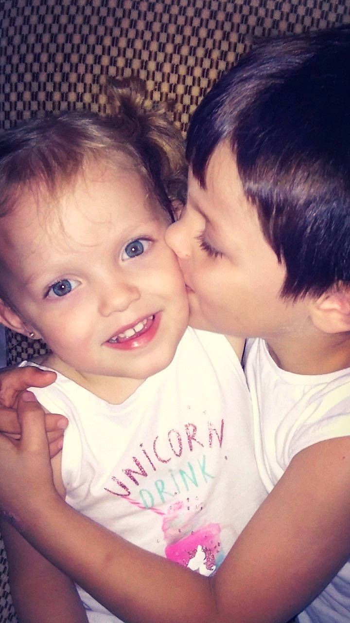 Alyssa Sophia participe au concours pour gagner de l'argent avec cette photo : beauty, cheek, cheek_kissing, child, cool, eye, face, forehead, friendship, fun, happy, head, hug, interaction, joy, lip, love, nose, person, skin