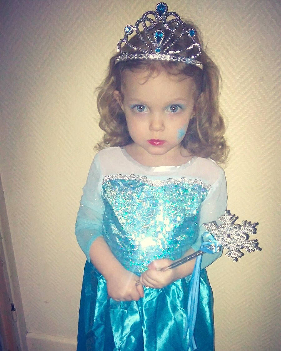 Alyssa Sophia a rejoint le concours — aidez-le/la à gagner de superbes lots ! blue, child, child_model, clothing, crown, dress, fashion_accessory, forehead, hair, hair_accessory, hairstyle, head, headgear, headpiece, iris, long_hair, person, photography, tiara, toddler