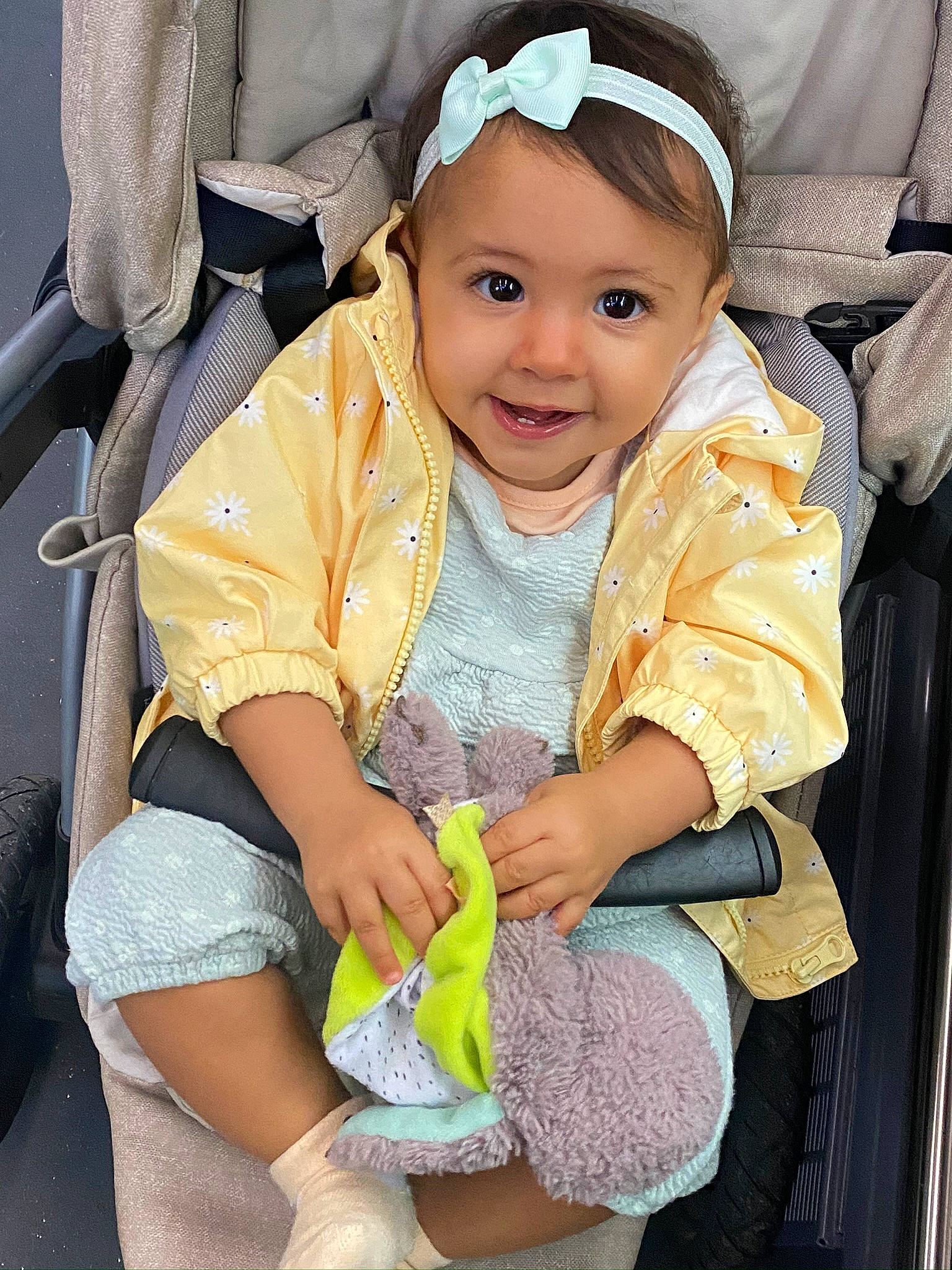 Miléna a rejoint le concours — aidez-le/la à gagner de superbes lots ! baby, baby_carriage, baby_products, baby_toddler_clothing, cap, cheek, child, comfort, fashion_accessory, fun, happy, iris, joy, person, sitting, skin, sleeve, smile, thumb, toddler