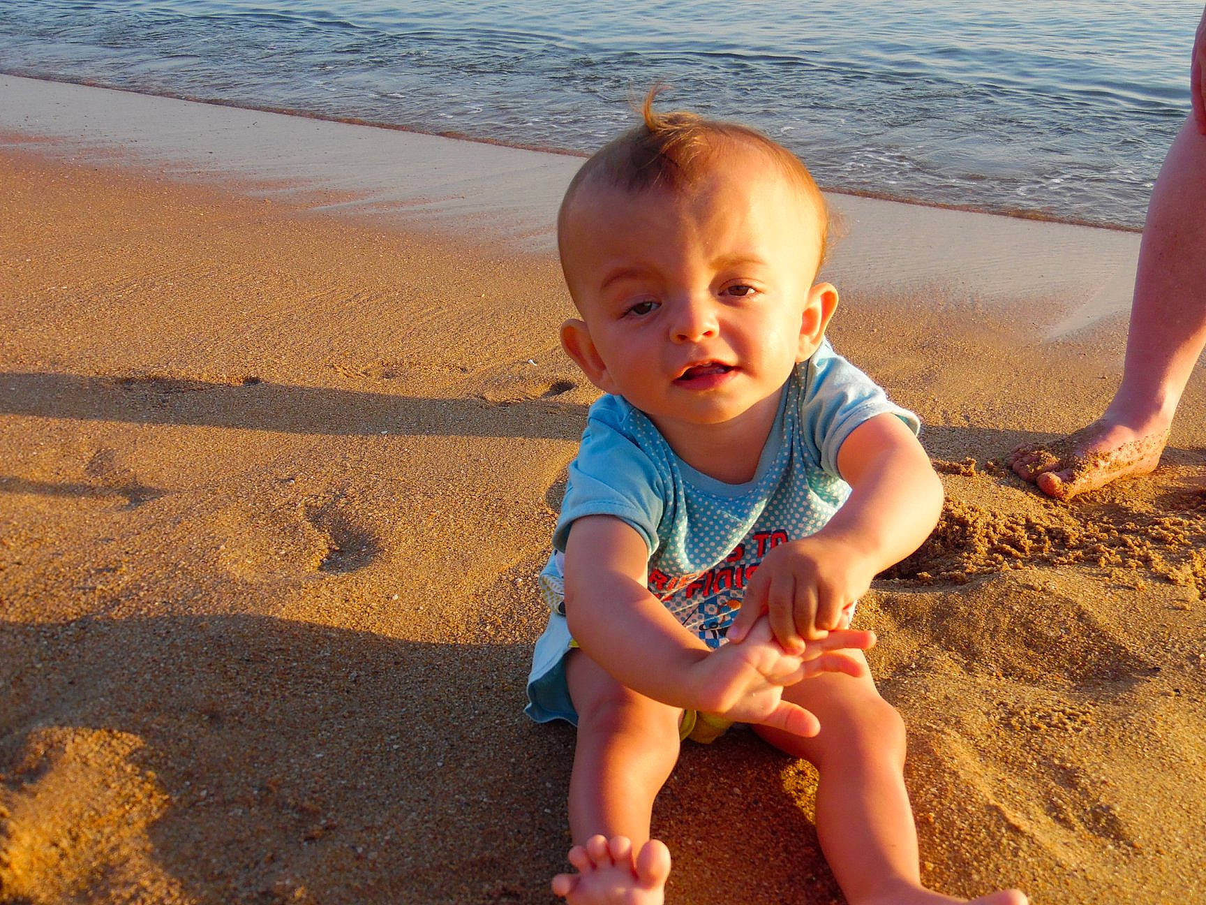 Enzo a rejoint le concours — aidez-le/la à gagner de superbes lots ! baby, barefoot, beach, child, fawn, finger, foot, fun, hand, leg, person, play, sand, sea, sitting, smile, summer, toddler, toe, vacation