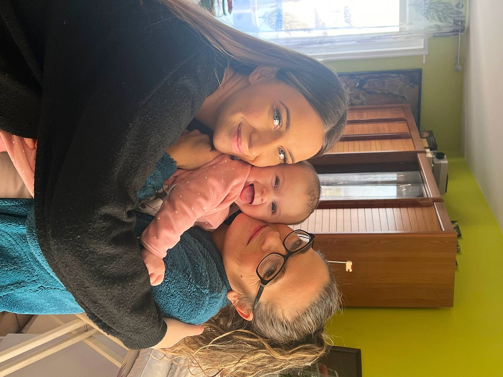 Maï-lee participe au concours pour gagner de l'argent avec cette photo : abdomen, black_hair, child, comfort, flooring, fun, happy, jewellery, joy, leisure, person, room, sitting, smile, thigh, trunk, vacation, window, wood