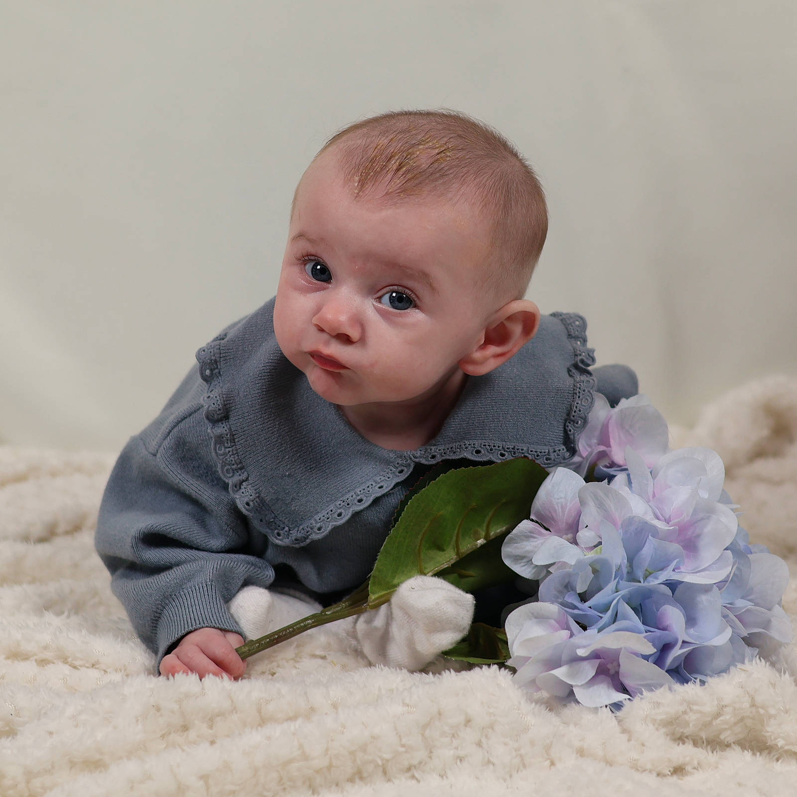 Maï-lee participe au concours pour gagner de l'argent avec cette photo : baby, baby_toddler_clothing, blond, cheek, child, comfort, flowering_plant, fur, grass, happy, iris, linens, pattern, person, petal, portrait_photography, sitting, skin, sleeve, toddler