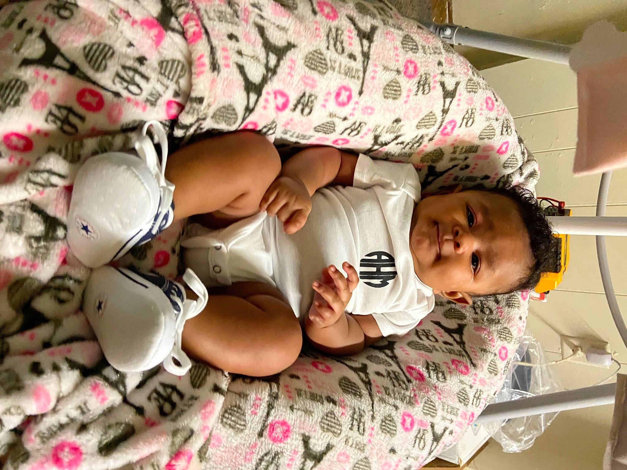 Ashtian is registered to the contest to win money with this photo: abdomen, baby, baby_products, carmine, child, finger, fun, happy, hat, headgear, human_leg, knee, leg, nail, pattern, people, person, room, t_shirt, thigh