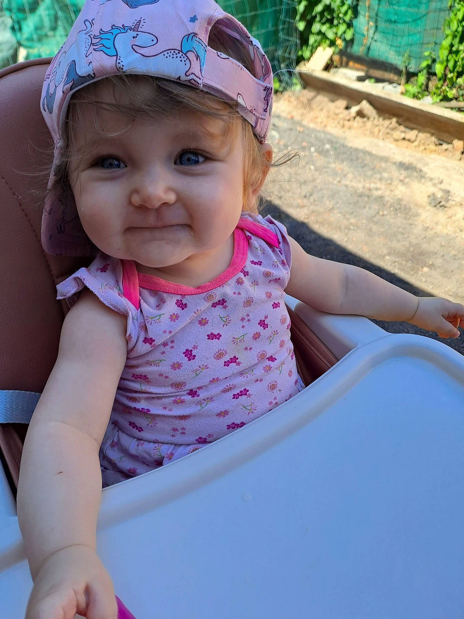 Kate participe au concours pour gagner de l'argent avec cette photo : baby, baby_products, baby_toddler_clothing, baseball_cap, cap, child, facial_expression, fashion_accessory, fun, grass, happy, hat, headwear, leisure, person, pink, recreation, sitting, skin, smile