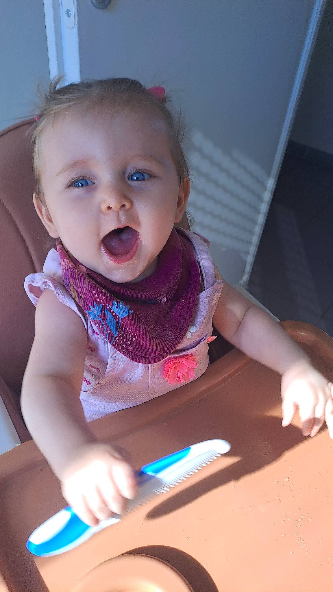 Kate participe au concours pour gagner de l'argent avec cette photo : baby, baby_toddler_clothing, cheek, child, eyebrow, eyelash, face, finger, fun, hand, happy, head, iris, lip, mouth, nose, person, pink, skin, smile