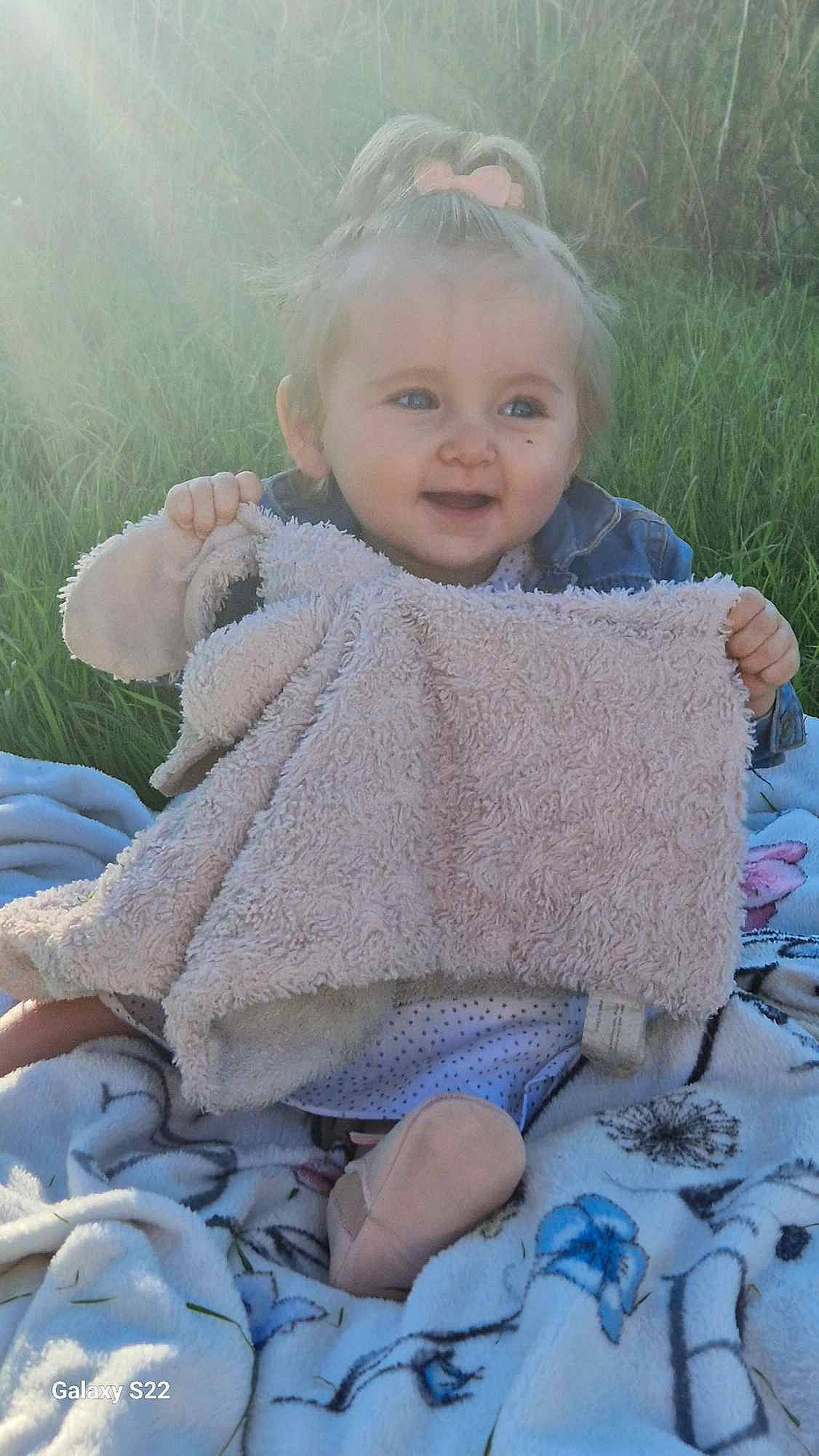 Kate participe au concours pour gagner de l'argent avec cette photo : baby, baby_toddler_clothing, blue, cheek, child, comfort, face, grass, happy, leaf, linens, people_in_nature, person, product, sitting, skin, sleeve, smile, textile, toddler
