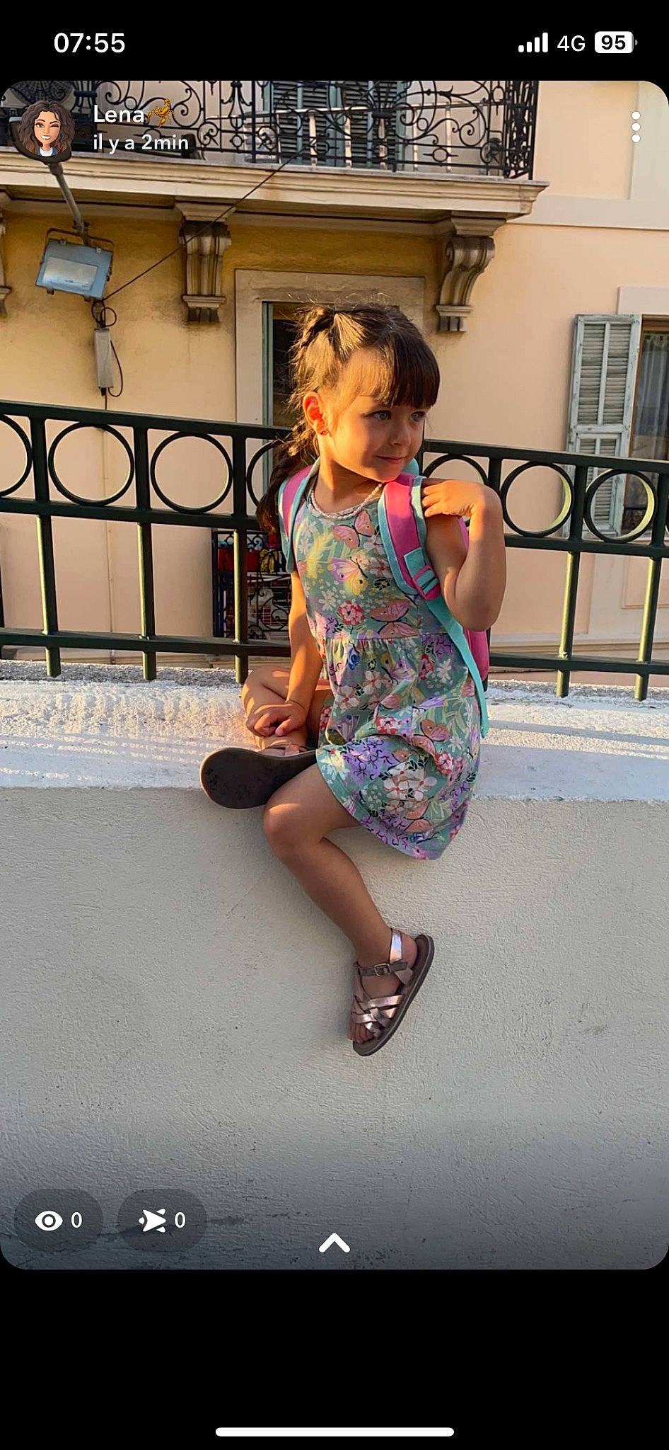 Neya a rejoint le concours — aidez-le/la à gagner de superbes lots ! city, flooring, fun, happy, human_leg, leg, leisure, magenta, person, plant, recreation, road, road_surface, sandal, shoulder, sitting, street, thigh, toddler, travel