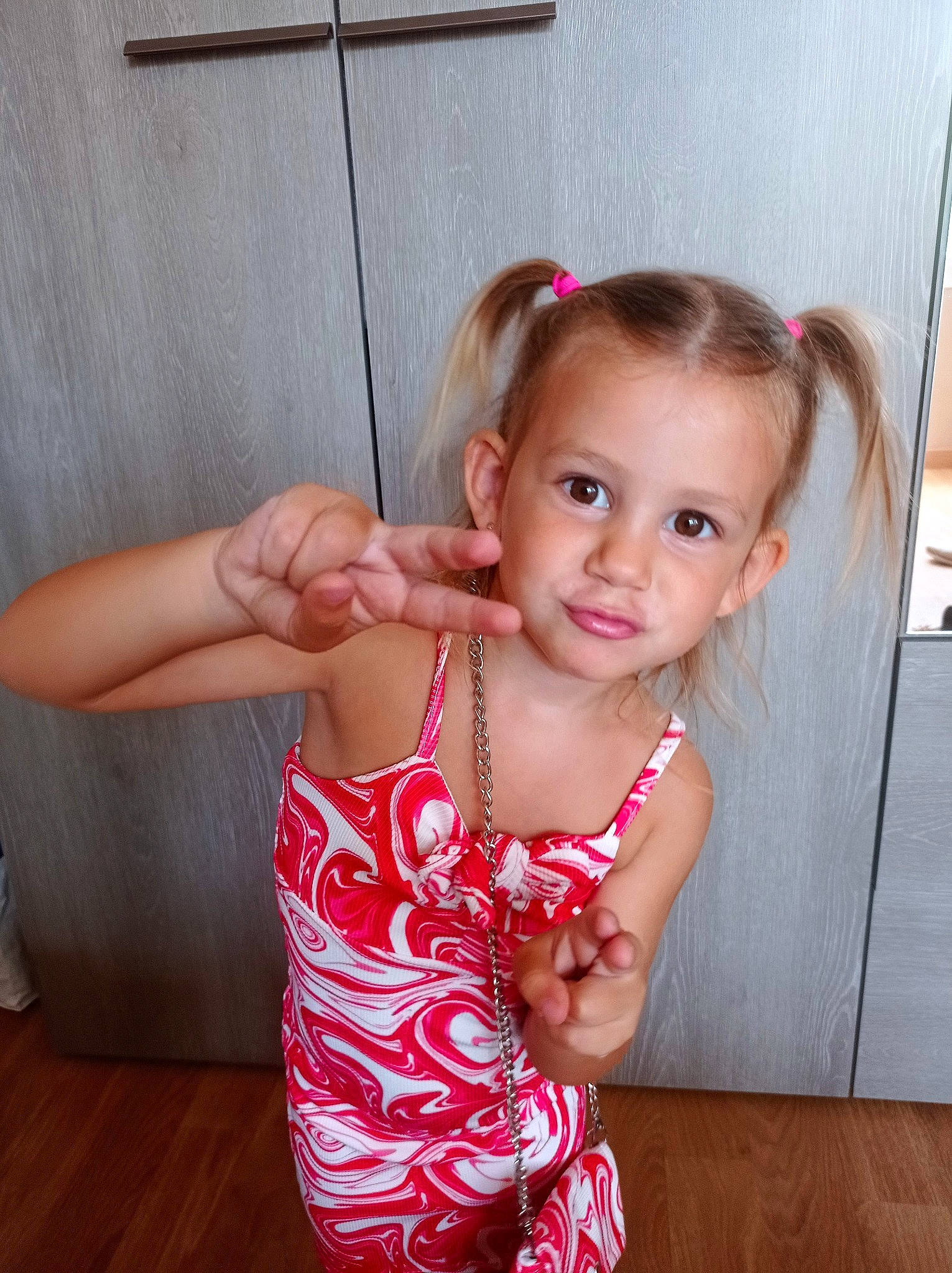 Louane participe au concours pour gagner de l'argent avec cette photo : baby_toddler_clothing, blond, cheek, child, day_dress, dress, elbow, flooring, gesture, happy, hardwood, human_leg, joy, neck, person, pink, skin, sleeve, thumb, toddler