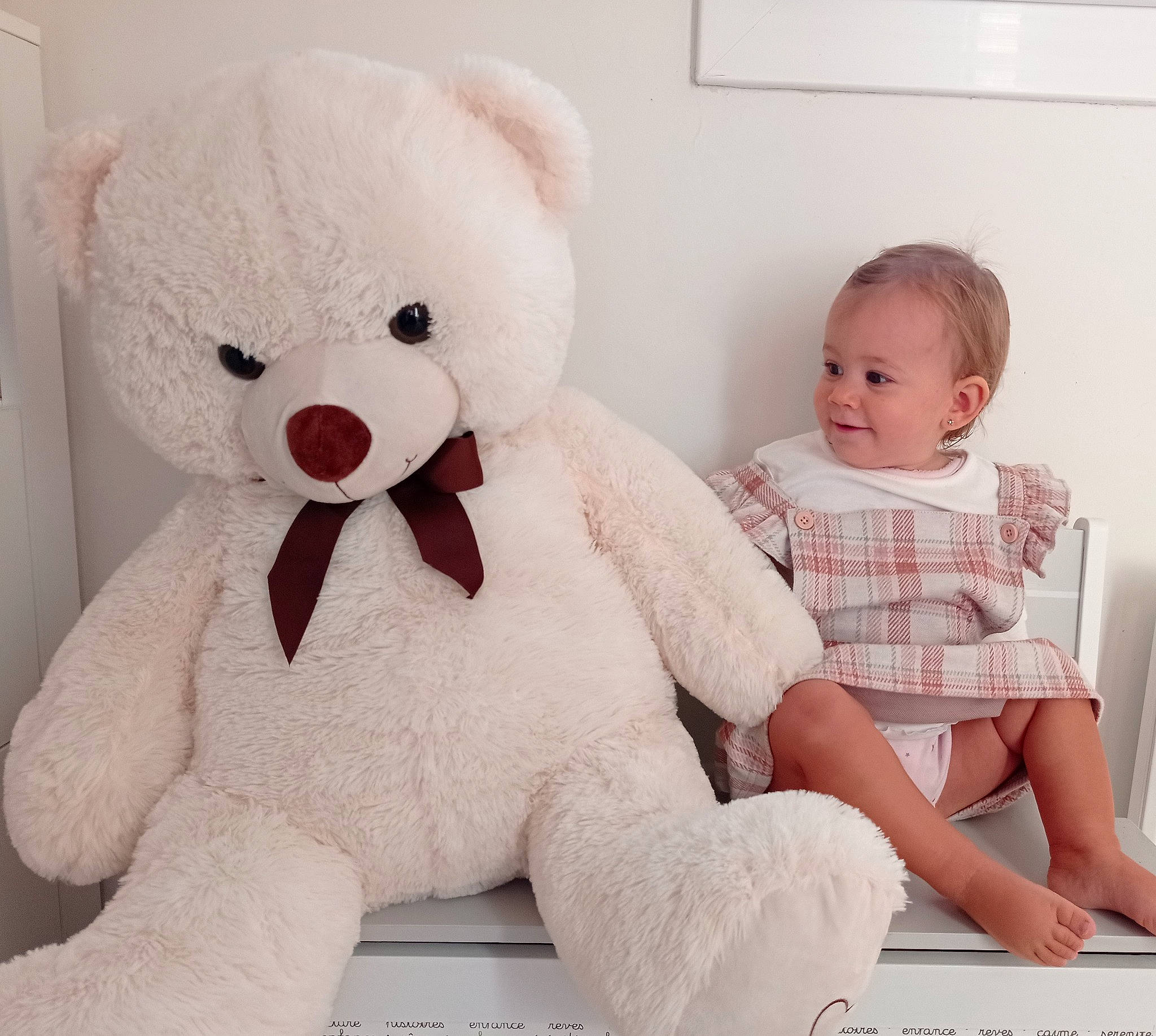 Louane a rejoint le concours — aidez-le/la à gagner de superbes lots ! baby_toddler_clothing, beauty, carmine, comfort, font, fur, mammal, pattern, person, pink, plush, product, room, skin, sleeve, stuffed_toy, teddy_bear, textile, thigh, toddler