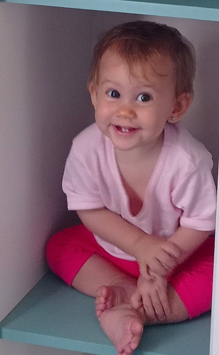 Louane participe au concours pour gagner de l'argent avec cette photo : baby, baby_toddler_clothing, cheek, chin, comfort, elbow, eye, face, happy, head, human_body, iris, joy, knee, lip, magenta, person, pink, skin, sleeve