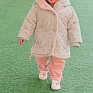 Akhéna participe au concours pour gagner de l'argent avec cette photo : toddler, child, girl, walking, green_turf, jacket, pink_pants, headband, flower_crown, curly_hair, shoes, hello_kitty, outdoor, cute, smiling, winter_clothing, playground, happy, fashion, portrait